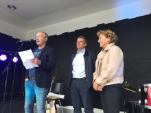 F.v. Leder i Orkanger Vel Olav Rostad gir Trivselsprisen 2021 til Edvard og Iren Poort.