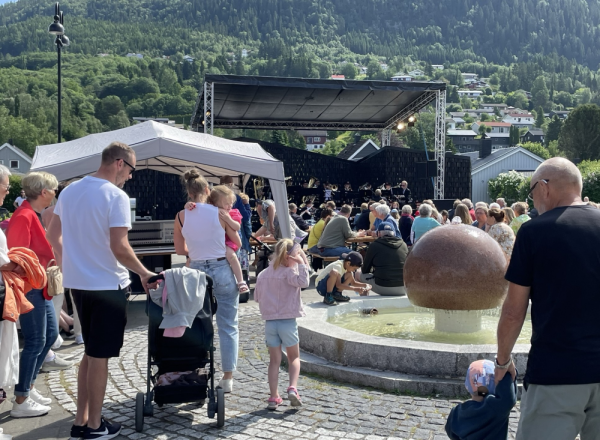 Yrende liv torget